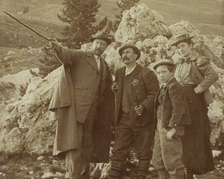 Wanderer am Fuße der Geisler, 1895. Foto Emil Terschak, Archiv Museum Gherdëina. Wanderer am Fuße der Geisler, 1895. Foto Emil Terschak, Archiv Museum Gherdëina.