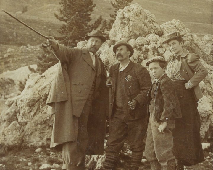 Wanderer am Fuße der Geisler, 1895. Foto Emil Terschak, Archiv Museum Gherdëina.