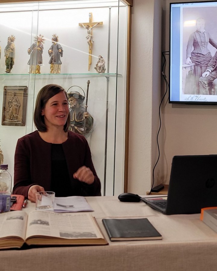 Marion Ladurner, Mitherausgeberin der Tagebücher, bei der Präsentation in St. Ulrich Marion Ladurner, Mitherausgeberin der Tagebücher, bei der Präsentation in St. Ulrich