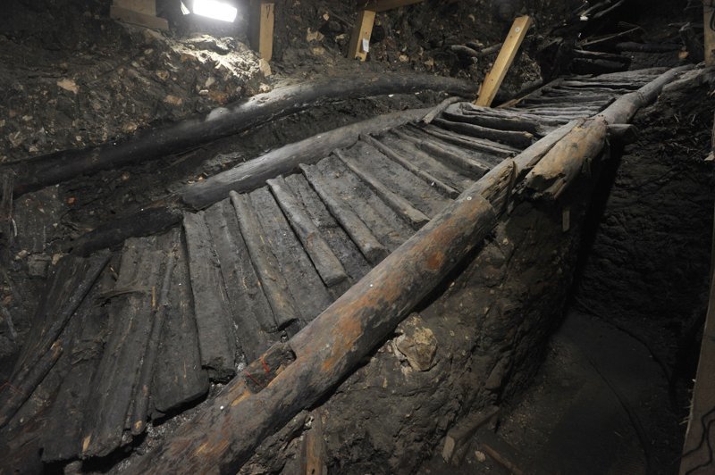 Vor über 3000 Jahren wurde diese Treppe gebaut und diente im Bergwerk Hallstatt als Hauptverkehrsader zwischen zwei Abbaukammern. Heute ist sie das älteste unter Denkmalschutz stehende Holzbauwerk Österreichs. 