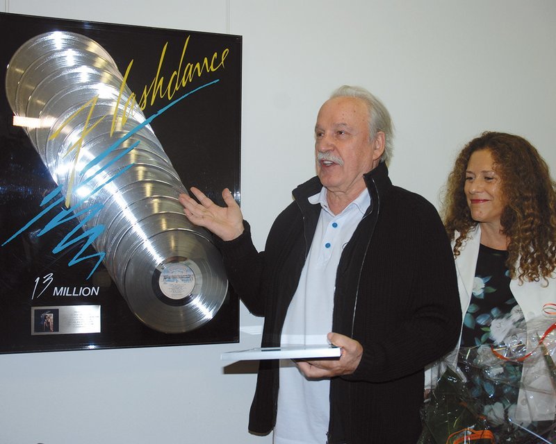 Giorgio Moroder cun si fëna Francisca n ucajion dla sëurandata dla 13 plates de platin per “Flashdance” tl Museum Gherdëina ai 5 de agost