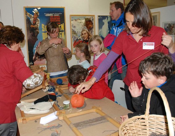 Webversuche mit naturgefärbter Schafwolle Webversuche mit naturgefärbter Schafwolle