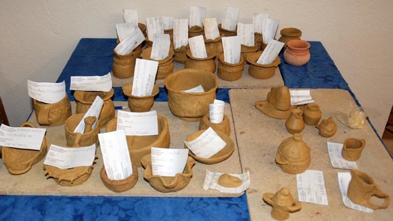 Beim Modellieren von Tonvasen nach den eisenzetlichen Vorbildern von Col de Flam, Lech Sant und sun Pic Beim Modellieren von Tonvasen nach den eisenzetlichen Vorbildern von Col de Flam, Lech Sant und sun Pic