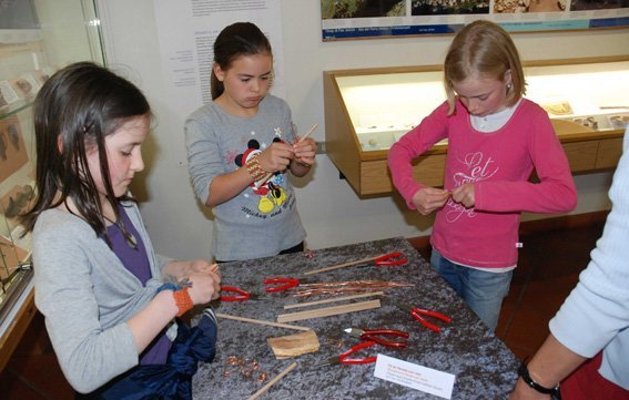 Nachbildung von Fibeln mit Kupferdraht Nachbildung von Fibeln mit Kupferdraht