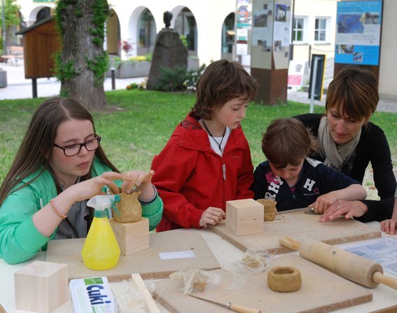Beim Modellieren von Tonvasen nach den eisenzetlichen Vorbildern von Col de Flam, Lech Sant und sun Pic Beim Modellieren von Tonvasen nach den eisenzetlichen Vorbildern von Col de Flam, Lech Sant und sun Pic