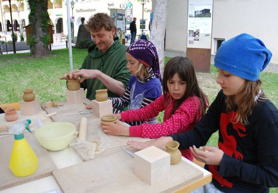 Beim Modellieren von Tonvasen nach den eisenzetlichen Vorbildern von Col de Flam, Lech Sant und sun Pic Beim Modellieren von Tonvasen nach den eisenzetlichen Vorbildern von Col de Flam, Lech Sant und sun Pic