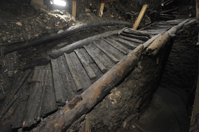 Vor über 3000 Jahren wurde diese Treppe gebaut und diente im Bergwerk Hallstatt als Hauptverkehrsader zwischen zwei Abbaukammern. Heute ist sie das älteste unter Denkmalschutz stehende Holzbauwerk Österreichs. Vor über 3000 Jahren wurde diese Treppe gebaut und diente im Bergwerk Hallstatt als Hauptverkehrsader zwischen zwei Abbaukammern. Heute ist sie das älteste unter Denkmalschutz stehende Holzbauwerk Österreichs.