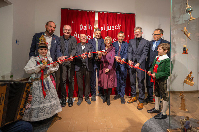 Symbolische Eröffnung der neuen Sevi-Spielzeugausstellung mit Druchschneiden des roten Bandes, gehalten von Schulkindern in der Grödner Tracht, 4.12.2025 Von rechts nach links: Direktoren der Abteilung Innovation, Forschung, Universität und Museen Franz Schöpf und Manuel Gatto, Abteilungsdirektor der ladinischen Kultur Mathias Stuflesser mit Landesrat Daniel Alfreider, Museumsdirektorin Paulina Moroder und Präsident Georg Senoner, Bürgermeister von St. Ulrich und St. Christina Tobia Moroder und Christoph Senoner. Symbolische Eröffnung der neuen Sevi-Spielzeugausstellung mit Druchschneiden des roten Bandes, gehalten von Schulkindern in der Grödner Tracht, 4.12.2025 Von rechts nach links: Direktoren der Abteilung Innovation, Forschung, Universität und Museen Franz Schöpf und Manuel Gatto, Abteilungsdirektor der ladinischen Kultur Mathias Stuflesser mit Landesrat Daniel Alfreider, Museumsdirektorin Paulina Moroder und Präsident Georg Senoner, Bürgermeister von St. Ulrich und St. Christina Tobia Moroder und Christoph Senoner.