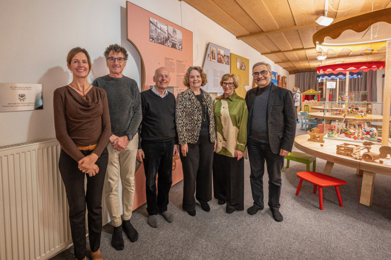 Gruppenfoto mit Vertretern der Stiftung Südtiroler Sparkasse und des Museum Gherdëina, 29.01.2026, von links: Christa Kasslatter, Diego Kostner, Georg Senoner (Präsident des Museums) und Edith Ploner (Vertretung Stiftung Südtiroler Sparkasse), Paulina Moroder (Direktorin), Theodor Rifesser. Gruppenfoto mit Vertretern der Stiftung Südtiroler Sparkasse und des Museum Gherdëina, 29.01.2026, von links: Christa Kasslatter, Diego Kostner, Georg Senoner (Präsident des Museums) und Edith Ploner (Vertretung Stiftung Südtiroler Sparkasse), Paulina Moroder (Direktorin), Theodor Rifesser.