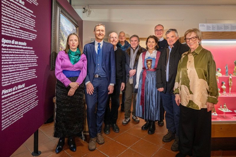 Inaugurazione della mostra „Opere di un mondo“ con il direttore di dipartimento della Cultura e Formazione Ladina Mathias Stuflesser, il sindaco Tobia Moroder, la curatrice Jamila Moroder (a sinistra) e rappresentanti del Museum Gherdëina nonché prestatrici e prestatori delle opere.