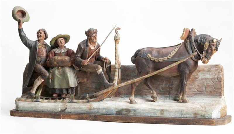 Die Skulpturengruppe aus der Werkstatt des Josef Moroder Lusenberg gibt eine festliche Schlittenfahrt mit Tracht wieder, die traditionell am Dreikönigstag im Langental stattfand. (Sammlung, Foto: Museum Gherdëina)
