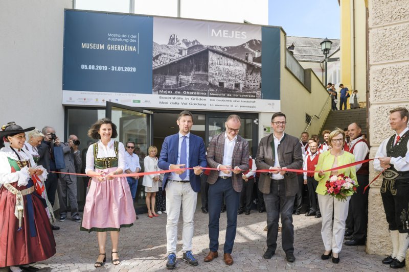 Offizielle Eröffnung der Ausstellung mit dem Ladinerlandesrat Daniel Alfreider und den Bürgermeistern Tobia Moroder und Moritz Demetz