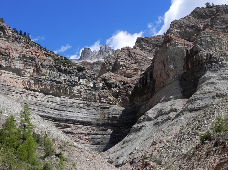 L canyon dl Bletterbach, un di nuef sistems dolomitics recunesciui dala UNESCO coche patrimone naturel dl’umanità. Te si vëtes de crëps (arenaries de Gherdëina) àn abinà la majera cumpëida de piedies y fusties de vertebrei unic ala lum nchina ncuei al mond. Foto M. Avanzini